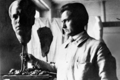 Wilhelm Lehmbruck im Züricher Atelier vor seinem "Portraitkopf Fritz von Unruh", 1918, Fotograf unbekannt