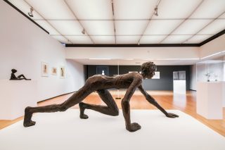 Eröffnet! Ab heute könnt ihr bei uns im Lehmbruck Museum gleich zwei neue Ausstellungen besuchen: In der Studioausstellung „Norbert Kricke” zeigen wir die Innovationskraft des Rheinländers – von den gegenständlichen Figuren des Frühwerks bis zu den bewegten Plastiken, in denen sich alle Materie im Raum verliert. Dem Unbewusssten, Unwirklichen und Traumhaften widmen wir uns in der Sammlungspräsentation „Surreale Welten”. Mit Werken von Künstlern wie Max Ernst, Salvador Dalí und René Magritte zeigen wir ausgewählte Werke, die uns mit psychologisch aufgeladenen, verrätselten Darstellungen und fantasievollen Objekten magische Welten eröffnen. Beide Ausstellungen sind bis zum 7. Mai 2023 zu sehen. Wir freuen uns auf euren Besuch! 
—
Opened! Starting today, you can visit two new exhibitions at the Lehmbruck Museum: In the studio exhibition “Norbert Kricke” we show the innovative power of the Rhinelander – from the representational figures of his early work to the sculptures in which all matter is lost in space. In the collection presentation “Surreal Worlds”, we devote ourselves to the unconscious, the unreal and the dreamlike. With works by artists such as Max Ernst, Salvador Dalí and René Magritte, we show selected works that open up magical worlds to us with psychologically charged, enigmatic representations and imaginative objects. Both exhibitions are on view until 7 May 2023. We look forward to your visit!
#ausstellung #exhibition #norbertkricke #kricke #studioausstellung #surrealewelten #surrealworlds #sammlungspräsentation #collectionpresentation #collection #sammlung #lehmbruckmuseum #duisburg #ruhrgebiet #rheinland #nrw #kunst #art #skulptur #sculpture #surrealismus #surrealism #konkretekunst #museum #kunstmuseum #ruhrkunstmuseen #instamuseum #museumsofinstagram #instaart 
Norbert Kricke, Kriechender, 1948-49, Bronze © Nachlass Norbert Kricke, Foto: Frank Vinken (@frankvinken)
