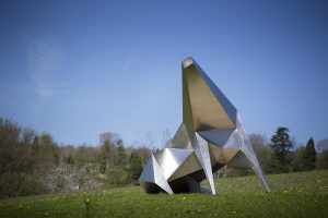 Das Foto zeigt Lynn Chadwicks Skulptur "Beast Alerted I"