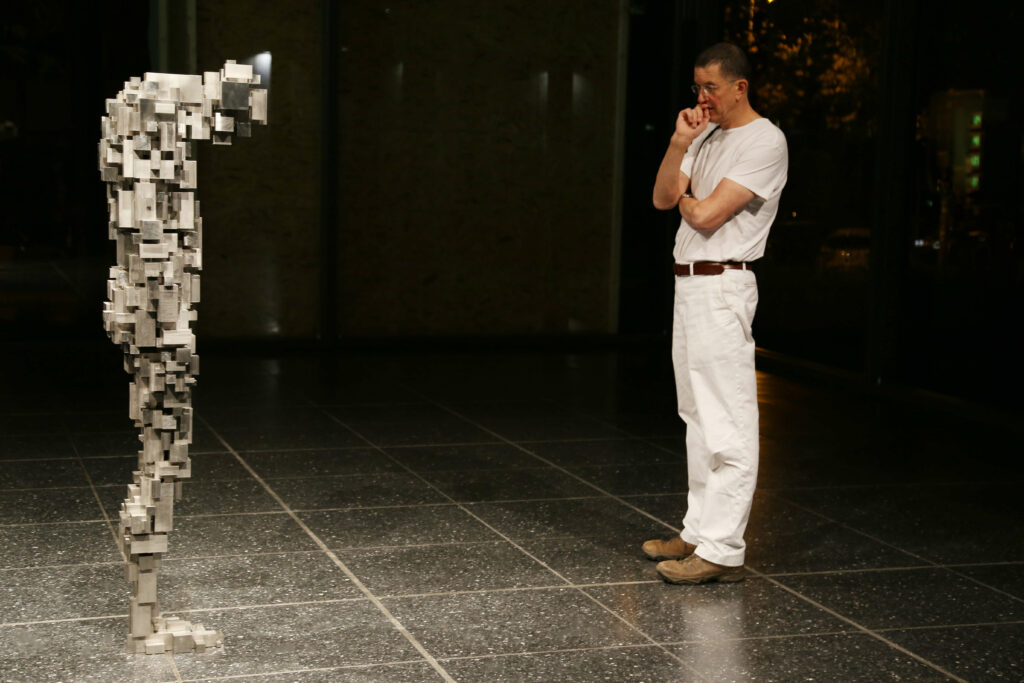 Der Bildhauer Antony Gormley betrachtet seine Arbeit LOSS von 2006.