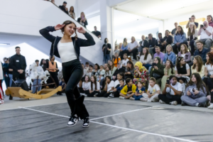 Tanzendes Mädchen im Museum, Foto: Anne Orthen