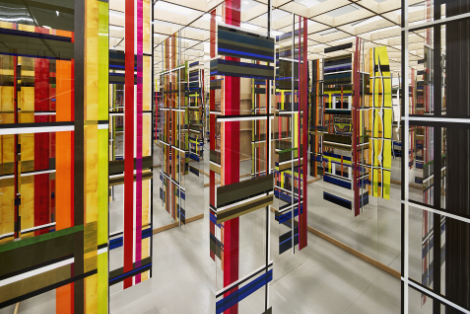 Dejan Saric, Place to Be, 2022, Blick in eine Rauminstallation aus horizontalen und vertikalen Elementen und mit Spiegeln